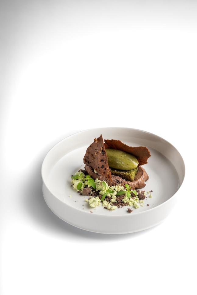 Schokolade «Notes de fève», Sorbet von Schweizer Kiwi mit Combava aus Borex, Dill und Sauerampfer, Buchweizen-Lorbeer-Biskuit, Schokoladencrumble mit Fleur de Sel, Kakao-Tuile mit Kakaonibs, Dillpulver.