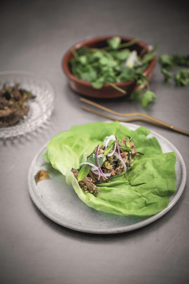 Salat-Wrap mit Special Cuts vom zweijährigen Rind, Frühlingsgrün und eingelegtem Ingwer.
