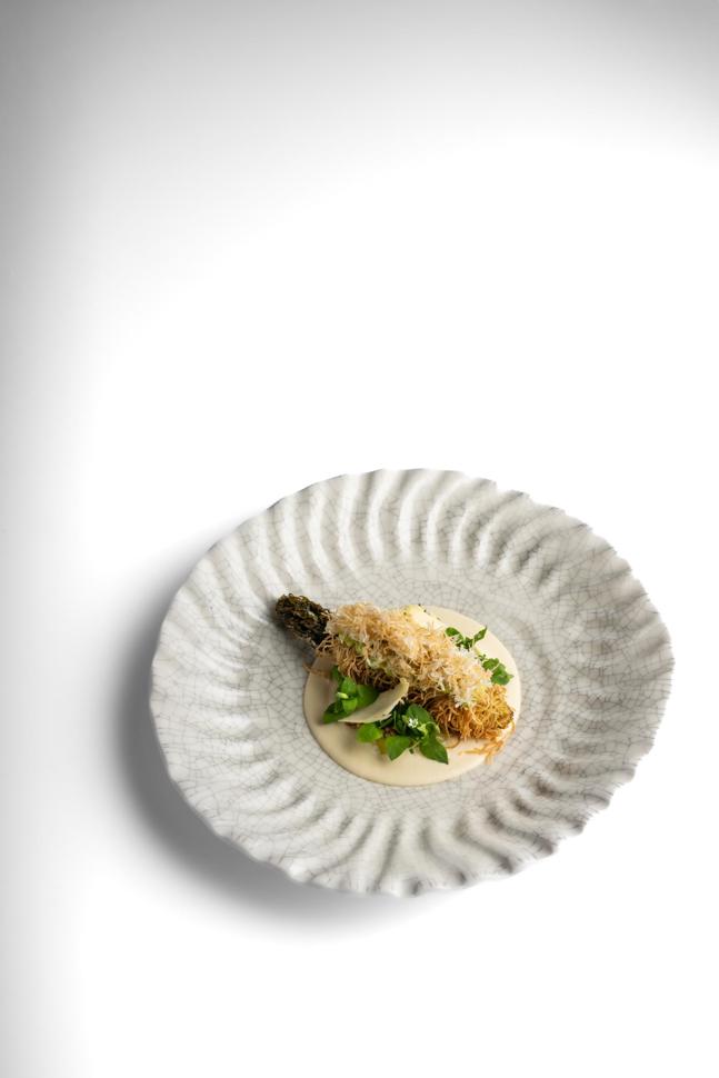 nuspriger Bio-Spargel aus Düdingen, drei Jahre gereifter Alpensbrinz, Vinaigrette mit Leindotteröl aus Villarlod, lactofermentierte Crème mit weisser Miso aus Nyon.